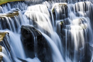 Closeup şelale, doğal arka plan