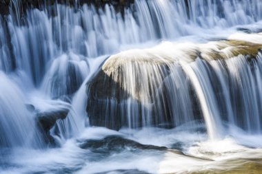 Closeup şelale, doğal arka plan