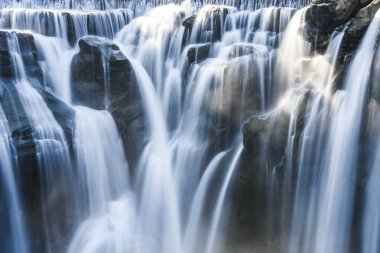 Closeup şelale, doğal arka plan