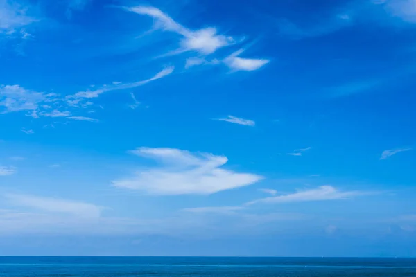 Tropikal Deniz Mavi Gökyüzü Altında — Stok fotoğraf