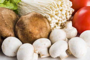 Beyaz arka planda taze yeşil marul ve sebzeler