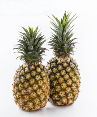 Beyaz bir arka plan üzerinde izole ananas yakın çekim