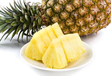 Beyaz arka planda dilimlenmiş ananas