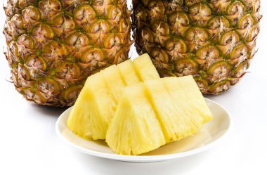 Beyaz arka planda dilimlenmiş ananas