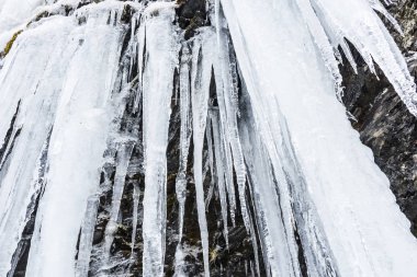 Hehuan Dağı, Tayvan, Asya 'daki kayalıklarda donmuş buz şelaleleri..