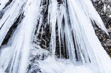 Hehuan Dağı, Tayvan, Asya 'daki kayalıklarda donmuş buz şelaleleri..