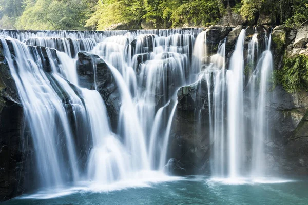 Nahaufnahme Wasserfall Natürlicher Hintergrund — Stockfoto