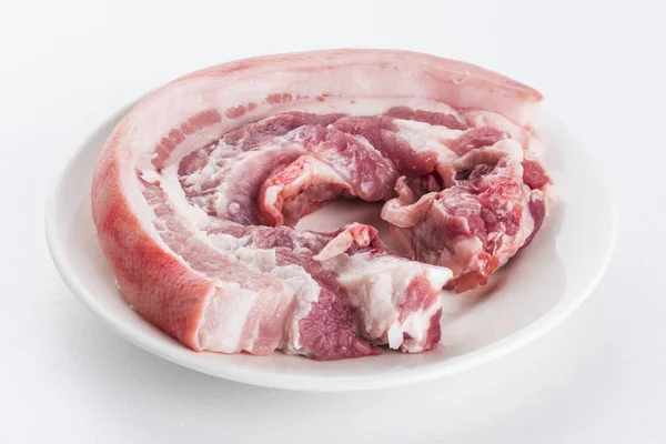 白色背景的生猪肉肚皮 — 图库照片