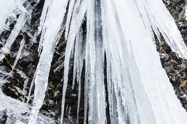 Κατεψυγμένο Καταρράκτη Πάγου Του Μπλε Icicles Στο Βράχο Στο Hehuan — Φωτογραφία Αρχείου