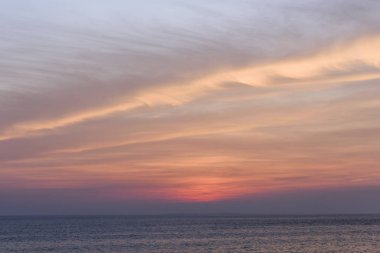 Yaz mevsiminde turuncu arka planda güzel bir gün batımı