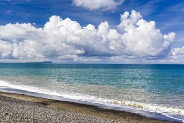 Mavi gökyüzü ve bulutların altındaki tropikal deniz