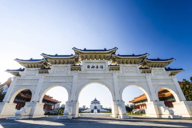 Tayvan 'daki Tayvan Demokrasi Anıt Salonu' nun (National Chiang Kai-shek Memorial Hall) ana kapısı.
