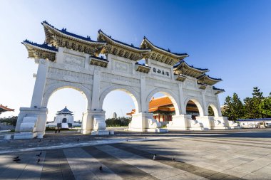 Tayvan 'daki Tayvan Demokrasi Anıt Salonu' nun (National Chiang Kai-shek Memorial Hall) ana kapısı.