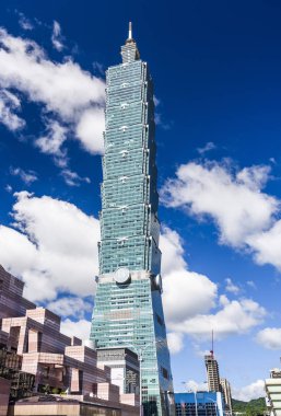Tayvan - 5 Temmuz 2016: Tayvan 'ın Taipei şehrinde Taipei 101 gökdeleni, Tayvan' ın en yüksek binası.