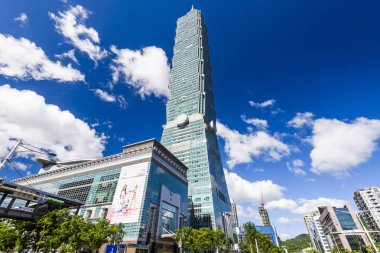 Tayvan - 5 Temmuz 2016: Tayvan 'ın Taipei şehrinde Taipei 101 gökdeleni, Tayvan' ın en yüksek binası.
