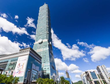 Tayvan, Taipei 101 gökdelenlerinin manzarası. Xinyi Bölgesi, Taipei 'de birçok mağaza ve alışveriş merkezi tarafından demirlenmiş bir alışveriş merkezidir..