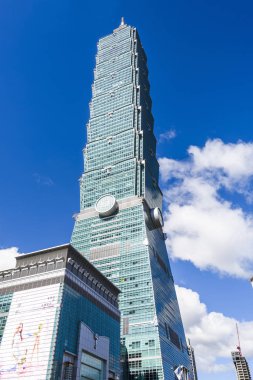 Tayvan, Taipei 101 gökdelenlerinin manzarası. Xinyi Bölgesi, Taipei 'de birçok mağaza ve alışveriş merkezi tarafından demirlenmiş bir alışveriş merkezidir..