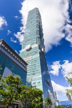Tayvan, Taipei 101 gökdelenlerinin manzarası. Xinyi Bölgesi, Taipei 'de birçok mağaza ve alışveriş merkezi tarafından demirlenmiş bir alışveriş merkezidir..
