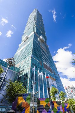 Tayvan, Taipei 101 gökdelenlerinin manzarası. Xinyi Bölgesi, Taipei 'de birçok mağaza ve alışveriş merkezi tarafından demirlenmiş bir alışveriş merkezidir..
