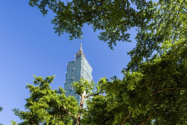 Tayvan, Taipei 101 gökdelenlerinin manzarası. Xinyi Bölgesi, Taipei 'de birçok mağaza ve alışveriş merkezi tarafından demirlenmiş bir alışveriş merkezidir..