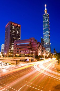 Muhteşem Taipei 101 gökdeleni ve Tayvan Taipei 'deki Taipei Dünya Ticaret Merkezi binası.