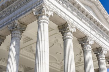 Roma tarzı taş sütunlar.