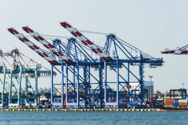 Kaohsiung, Tayvan limanında konteyner vinçleri.