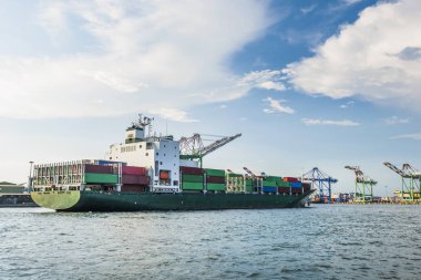 Kaohsiung, Tayvan limanındaki konteyner gemisi..