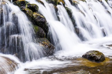 Şelalenin doğal bir arka plan olarak yakın plan görüntüsü.