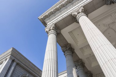 Roma tarzı taş sütunlar.