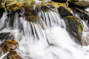Şelalenin altındaki taş, arka plan olarak yakın şelale..