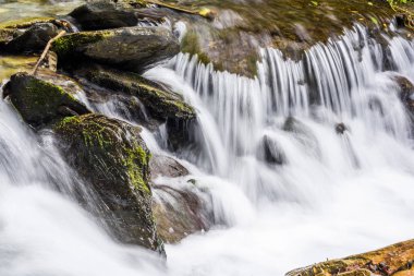 Şelalenin altındaki taş, arka plan olarak yakın şelale..