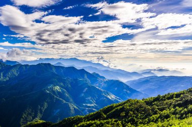 Gün batımında muhteşem dağların katmanları ve renkli bulutlar.