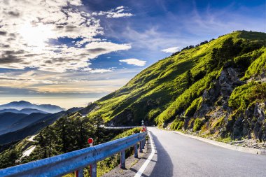 Hehuan Dağı, Tayvan, Asya 'daki asfalt yolu. Taroko Ulusal Parkı Tayvan 'ın en popüler turistik yerlerinden biridir..