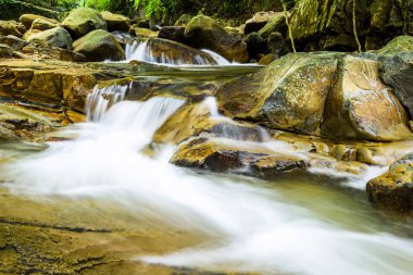 Şelalenin altındaki taş, arka plan olarak yakın şelale..