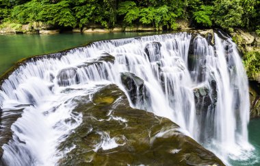 Tayvan 'ın New Taipei şehrindeki Shifen Scenic Area Şelalesinin güzel manzarası.