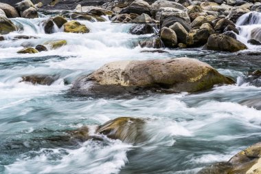 Şelalenin altındaki taş, arka plan olarak yakın şelale..
