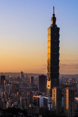 Xiangshan dağının tepesinden Taipei 'nin gece manzarası. Taipei 101 gökdelenleri ve şehir merkezindeki diğer modern binalar..