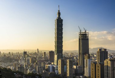 Dağın tepesinden Taipei 'nin günbatımı manzarası. Taipei 101 gökdelenleri ve şehir merkezindeki diğer modern binalar.. 