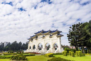 Taipei, Tayvan - 29 Ocak 2017: Tayvan Demokrasi Anıt Salonu 'nun (Tayvan Ulusal Chiang Kai-shek Anma Salonu) ana kapısı.