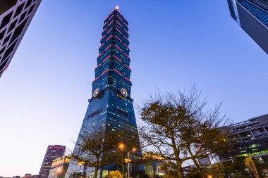 Tayvan 'daki Taipei 101 gökdelenlerinin gece manzarası. Xinyi Bölgesi, Taipei 'de birçok mağaza ve alışveriş merkezi tarafından demirlenmiş bir alışveriş merkezidir..