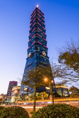 Tayvan 'daki Taipei 101 gökdelenlerinin gece manzarası. Xinyi Bölgesi, Taipei 'de birçok mağaza ve alışveriş merkezi tarafından demirlenmiş bir alışveriş merkezidir..