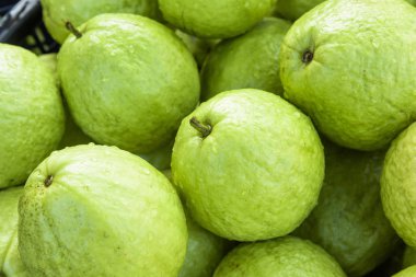 Guava pazarda satıyor.