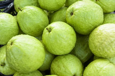 Bir sürü büyük Guava Sepete koy arka plan olarak