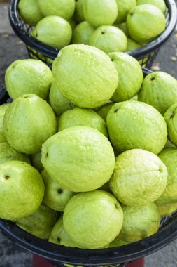 Guava pazarda satıyor, bir sürü büyük Guava Arka plan olarak sepete koy