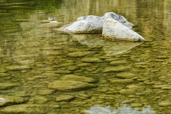 Piedra Debajo Del Estanque Cerca Como Fondo —  Fotos de Stock