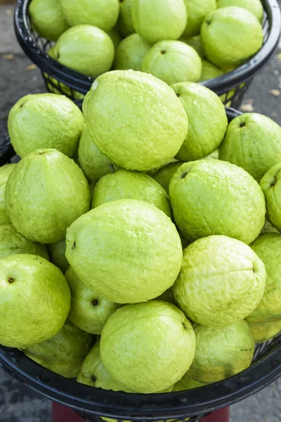Guava pazarda satıyor, bir sürü büyük Guava Arka plan olarak sepete koy