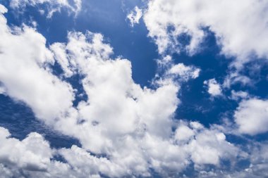 Mavi arkaplanı olan güzel bulutlar