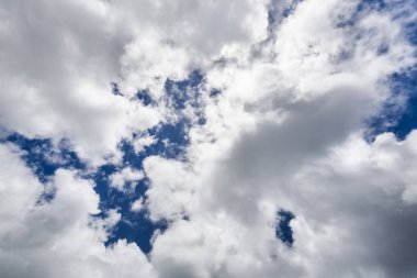 Mavi gökyüzü ve beyaz bulutların muhteşem manzarası