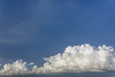 Mavi gökyüzü ve beyaz bulutların muhteşem manzarası